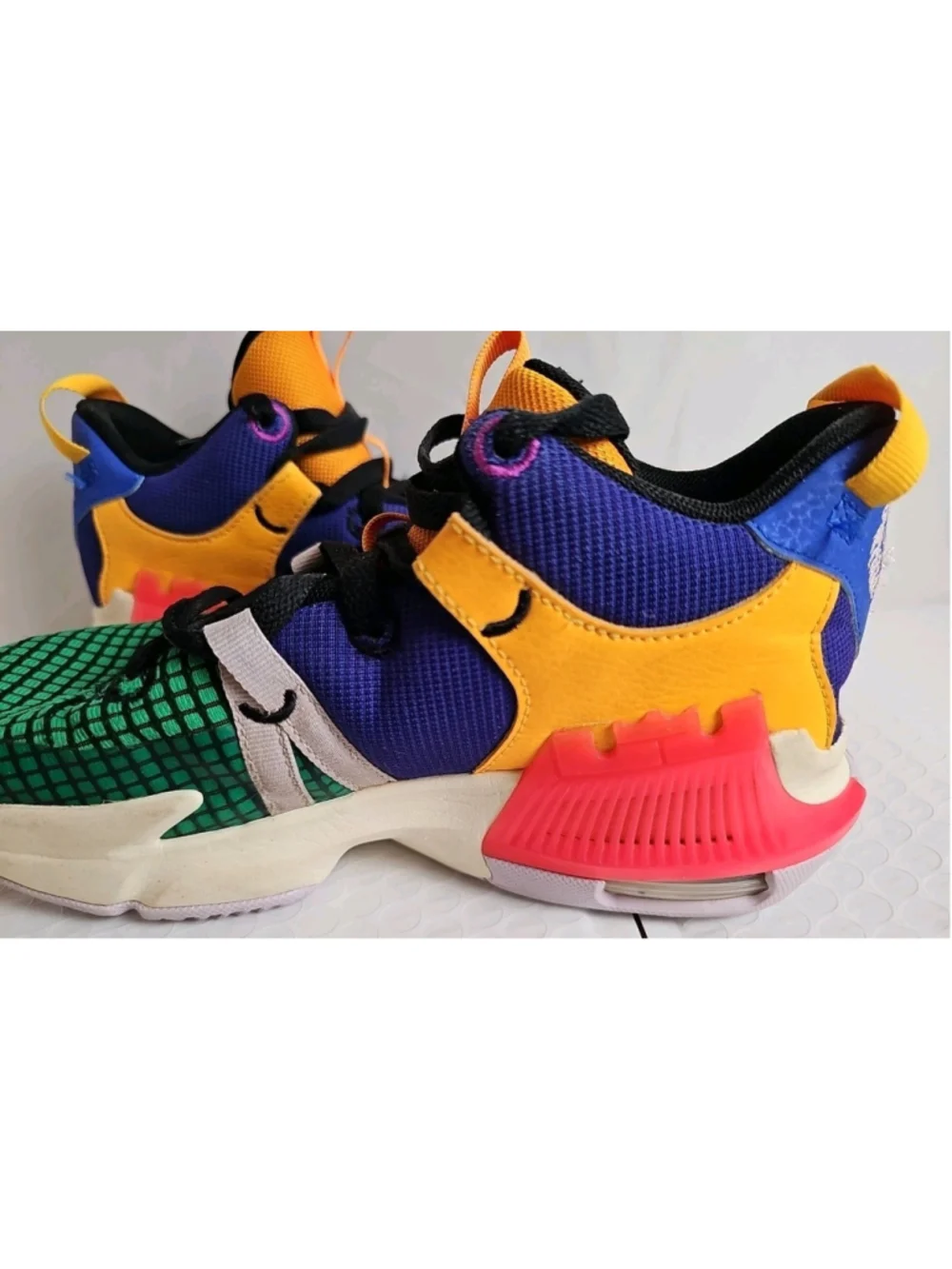 Nike LeBron Witness 7 Athletic Basketball Shoes Sneakers Youth Sz 4.5 FQ8170-585 - Picture 7 of 13